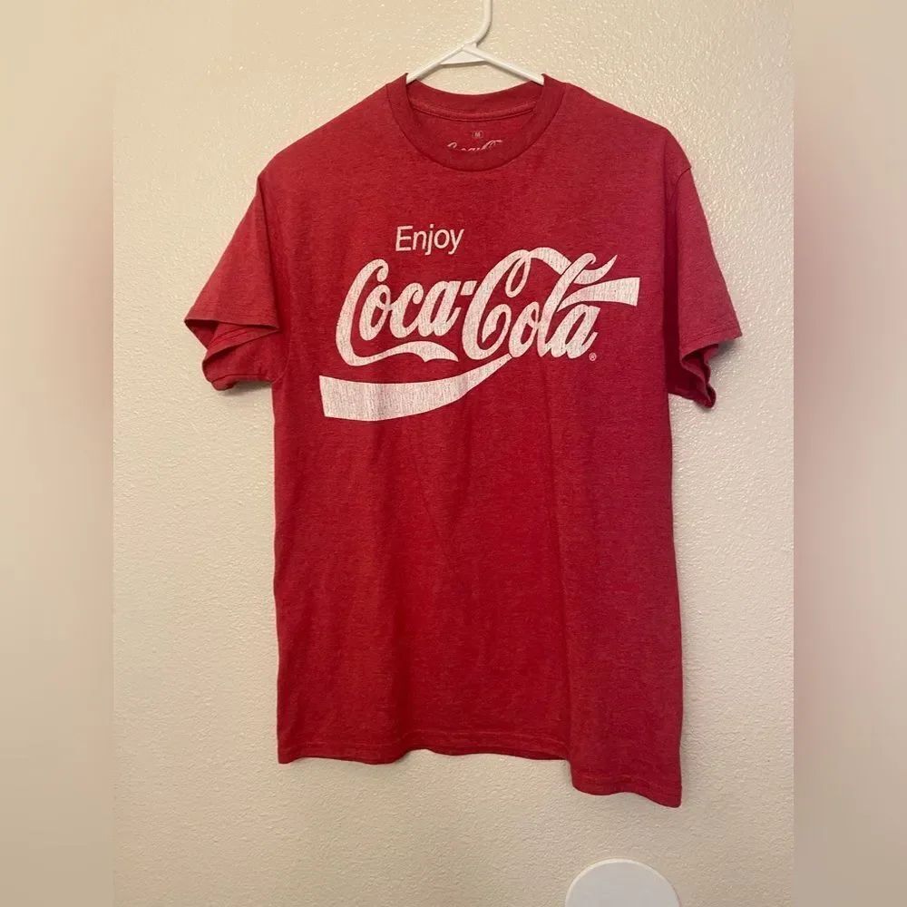 Red Coca-Cola graphic t shirt unisex M